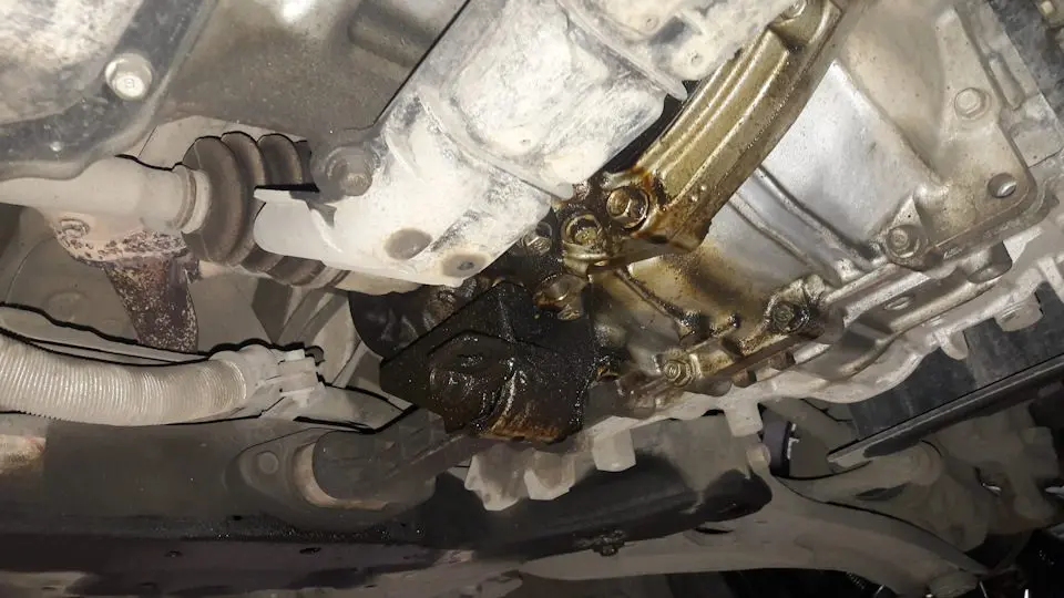 Máy kéo Kubota bị rò rỉ dầu, nhớt, nước làm mát? Đừng chủ quan, đây là dấu hiệu cảnh báo! 2 Hỏng phớt trục khuỷu gây rò rỉ nhớt