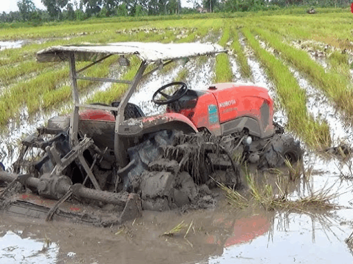 Máy kéo bị sa lầy