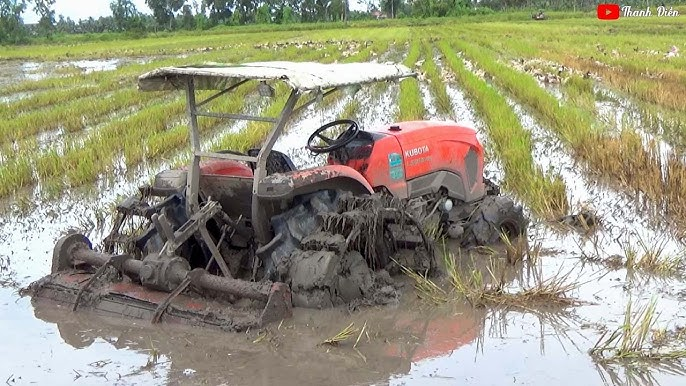 Máy kéo Kubota sa lầy? Bình tĩnh xử lý với 5 bước thoát lầy an toàn và hiệu quả 1 Máy kéo bị sa lầy