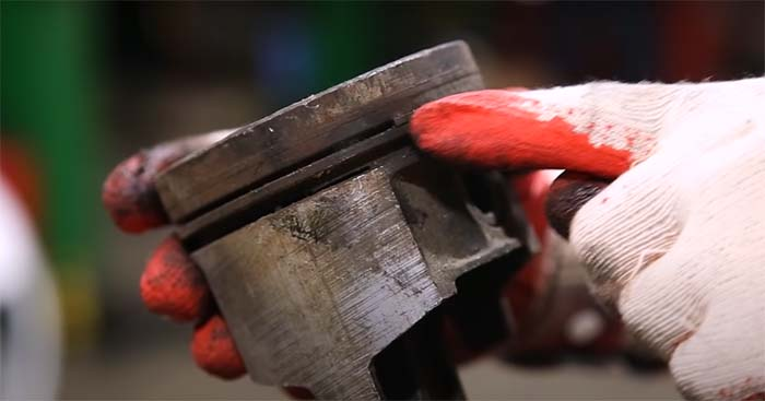 "Bắt bệnh" Máy kéo Kubota qua màu khói: Đen, Trắng, Xanh/Xám nói lên điều gì? 3 Hở bạc pít - tông sẽ dẫn tới dầu đi lên buồng đốt gây khói xanh hoặc xám