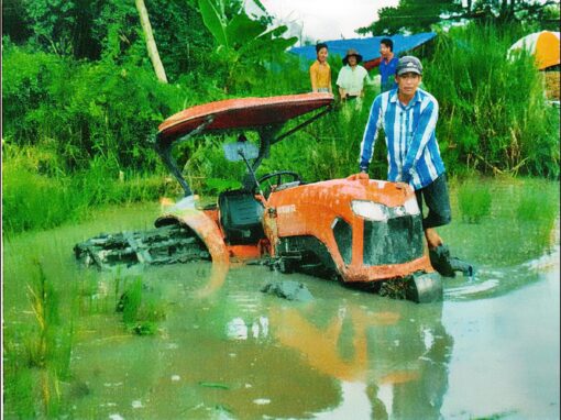 MÁY NÔNG NGHIỆP KUBOTA BỊ NGẬP NƯỚC