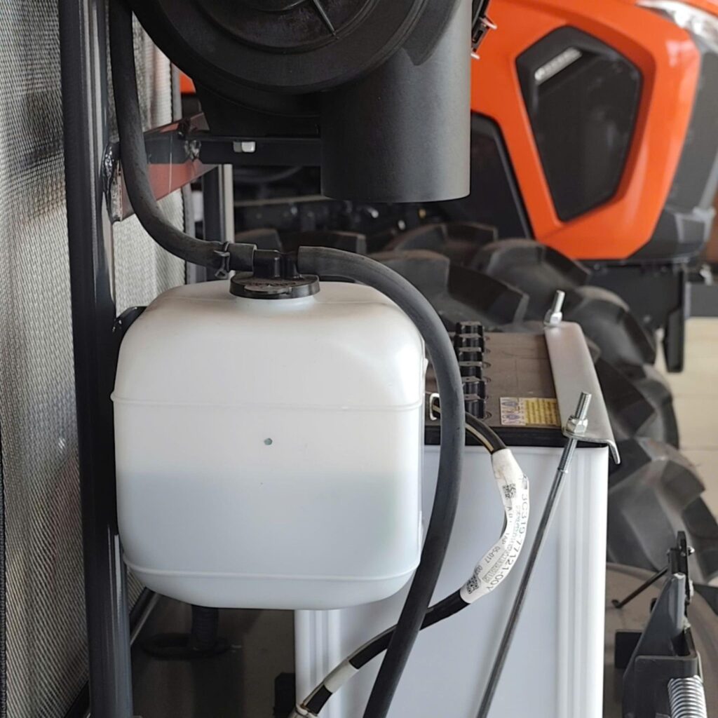 Nên kiểm tra nước làm mát trước khi làm việc