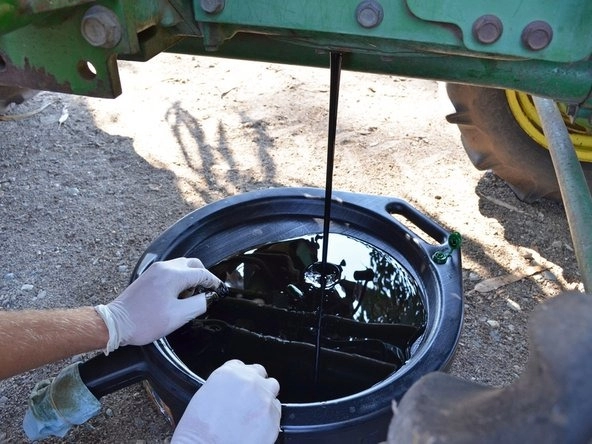 Xả toàn bộ dầu trong MÁY NÔNG NGHIỆP