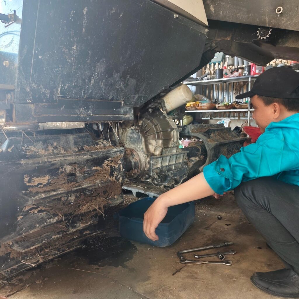 Kiểm tra và thay nhớt thủy lực cho máy gặt của anh chị Dung (xã Đức Linh)