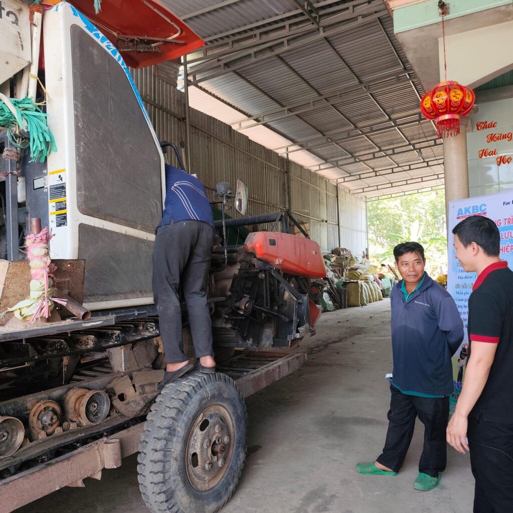 Bảo dưỡng máy gặt kubota DC70 cho anh Tuấn (xã Đức Linh)