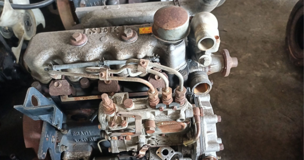 BÀI TOÁN KINH TẾ MÙA VỤ 2026: MÁY KÉO KUBOTA MỚI TIẾT KIỆM BAO NHIÊU NHIÊN LIỆU SO VỚI MÁY BÃI KHI GIÁ DẦU TĂNG GẤP ĐÔI? 3 Động cơ cũ làm hao tốn nhiều nhiên liệu hơn