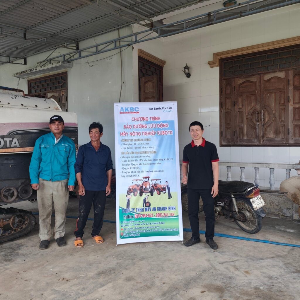 An Khánh Bình bảo dưỡng máy gặt kubota DC68G cho anh Hùng (xã Bắc Ruộng)