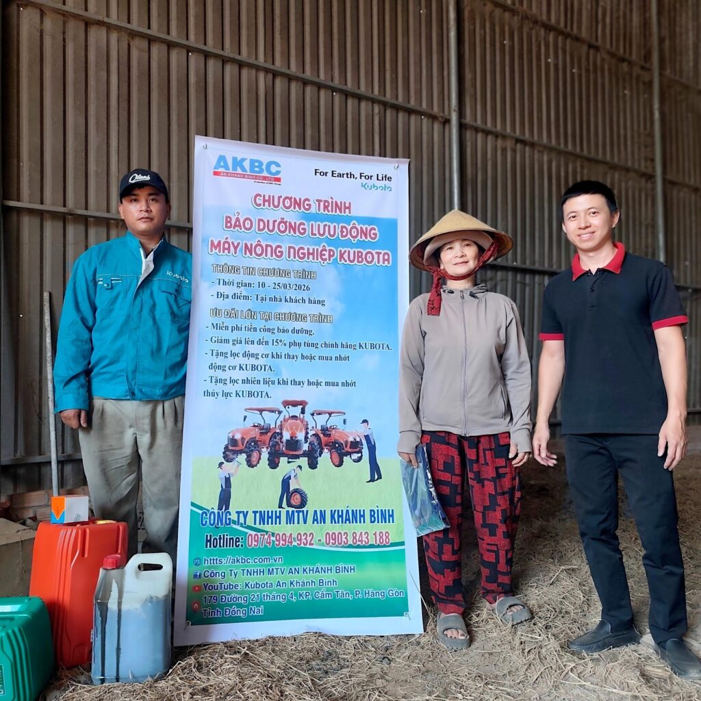 An Khánh Bình bảo dưỡng máy gặt cho nhà chú Cương (Xã Hoài Đức)