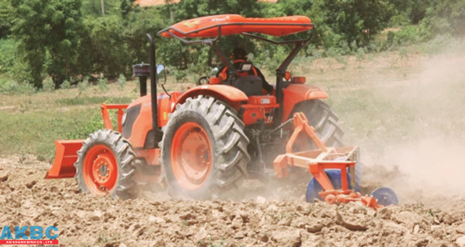 Top 5 Máy Kéo Kubota Cho Đất Đỏ Đồng Nai 1 Máy kéo Kubota M7040 với sức kéo khủng