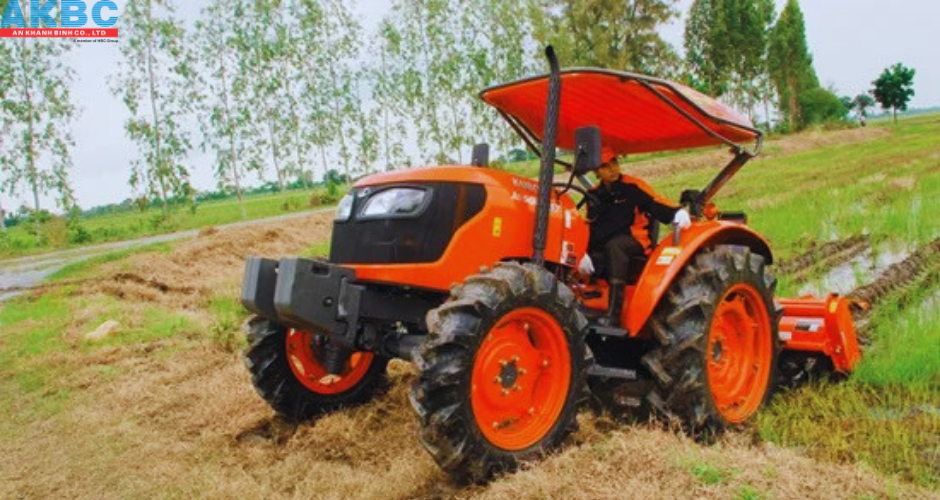 Top 5 Máy Kéo Kubota Cho Đất Đỏ Đồng Nai 2 Máy kéo M6040SU nhỏ gọn với hệ thống thủy lực khỏe khắn