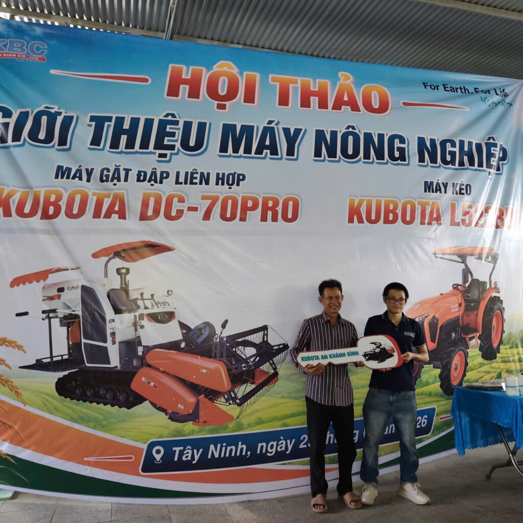 Chốt đơn thành công và bàn giao máy gặt đập liên hợp Kubota ngay tại Hội thảo