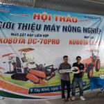 Chốt đơn thành công và bàn giao máy gặt đập liên hợp Kubota ngay tại Hội thảo