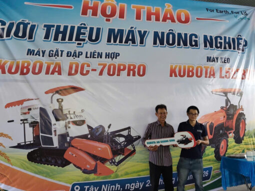 Chốt đơn thành công và bàn giao máy gặt đập liên hợp Kubota ngay tại Hội thảo