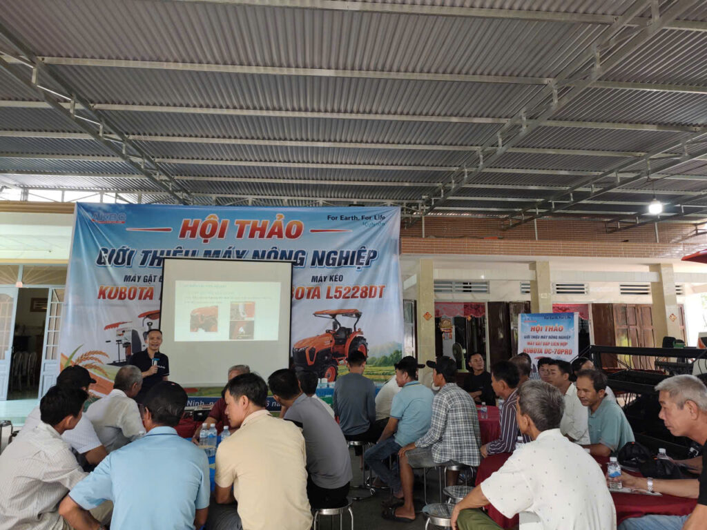 Đại diện Kubota Việt Nam giới thiệu những cải tiến và tính năng nổi bật của máy Kubota trong hội thảo