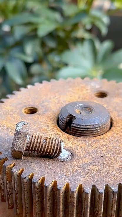XỬ LÝ BU - LÔNG MÁY KÉO KUBOTA BỊ GỈ SÉT, KẸT CỨNG ĐÚNG KỸ THUẬT 1 Tháo ốc vít gãy, hoen gỉ lâu ngày đúng chuẩn Kubota như nào?