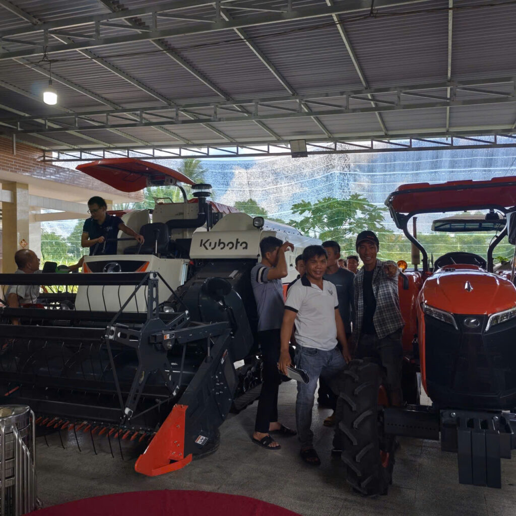 Nhân viên Kubota An khánh Bình hướng dẫn vận hành máy tại Hội thảo