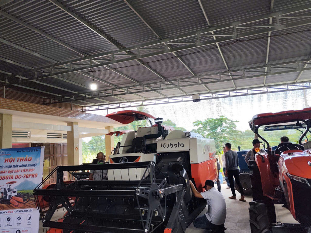 Máy gặt đập liên hợp Kubota DC70 Pro được rất nhiều bà con nông dân quan tâm