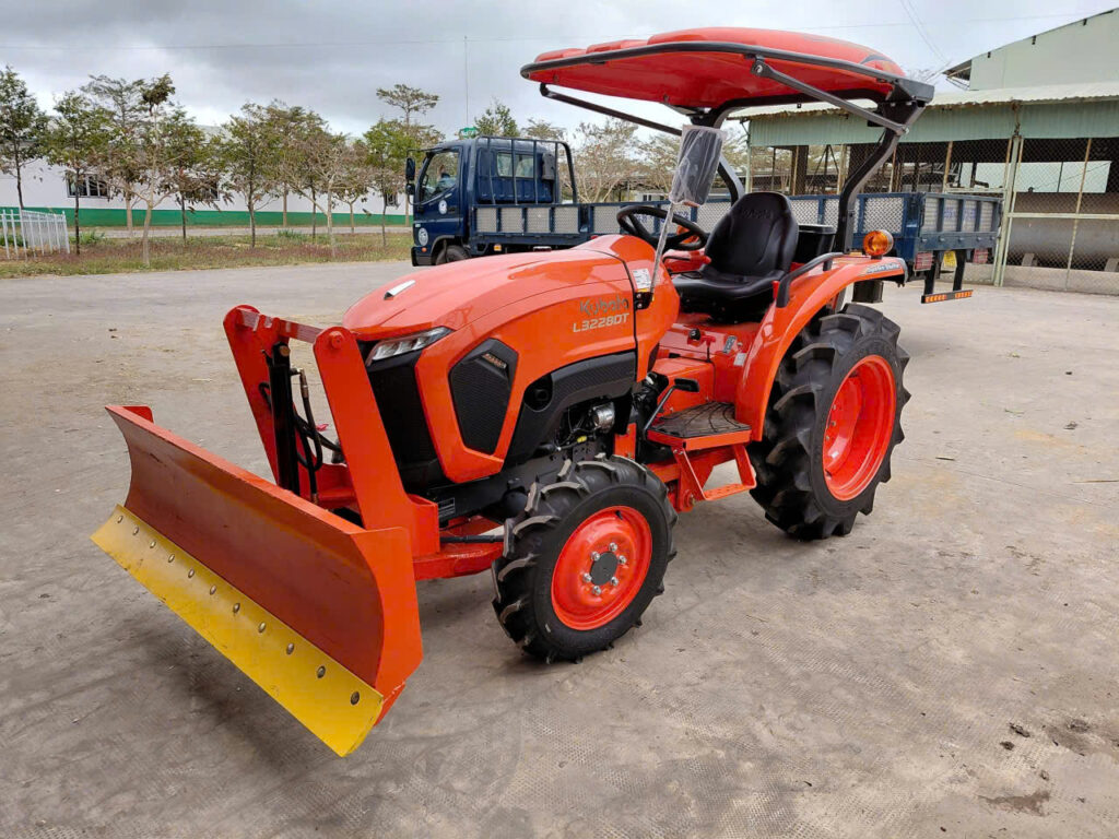 Bộ ủi đầu trên máy kéo Kubota L3228DT