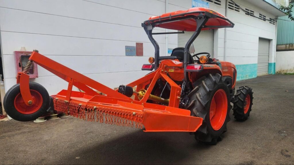 Dàn cắt cỏ gắn sau máy kéo Kubota của An Khánh Bình