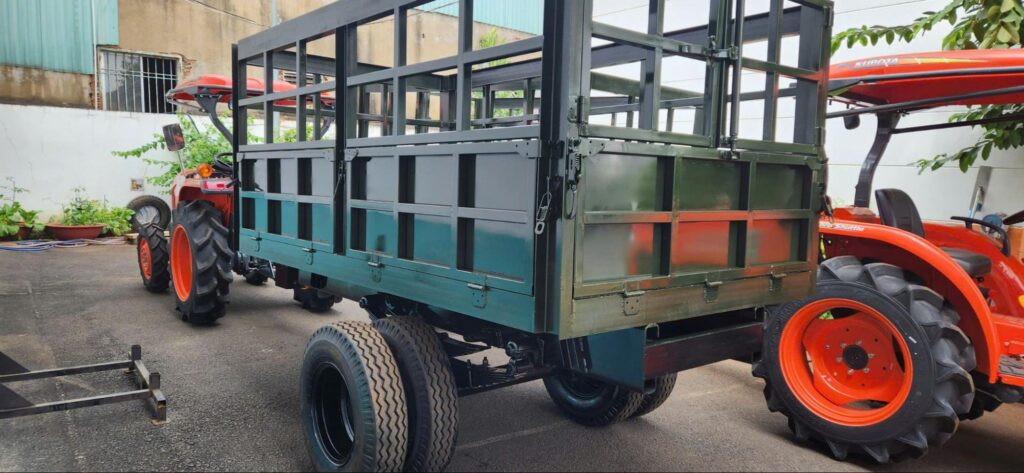 Rơ móc được trang bị bánh đôi cùng khung thép chắc chắn để vận chuyển heo trong trang trại