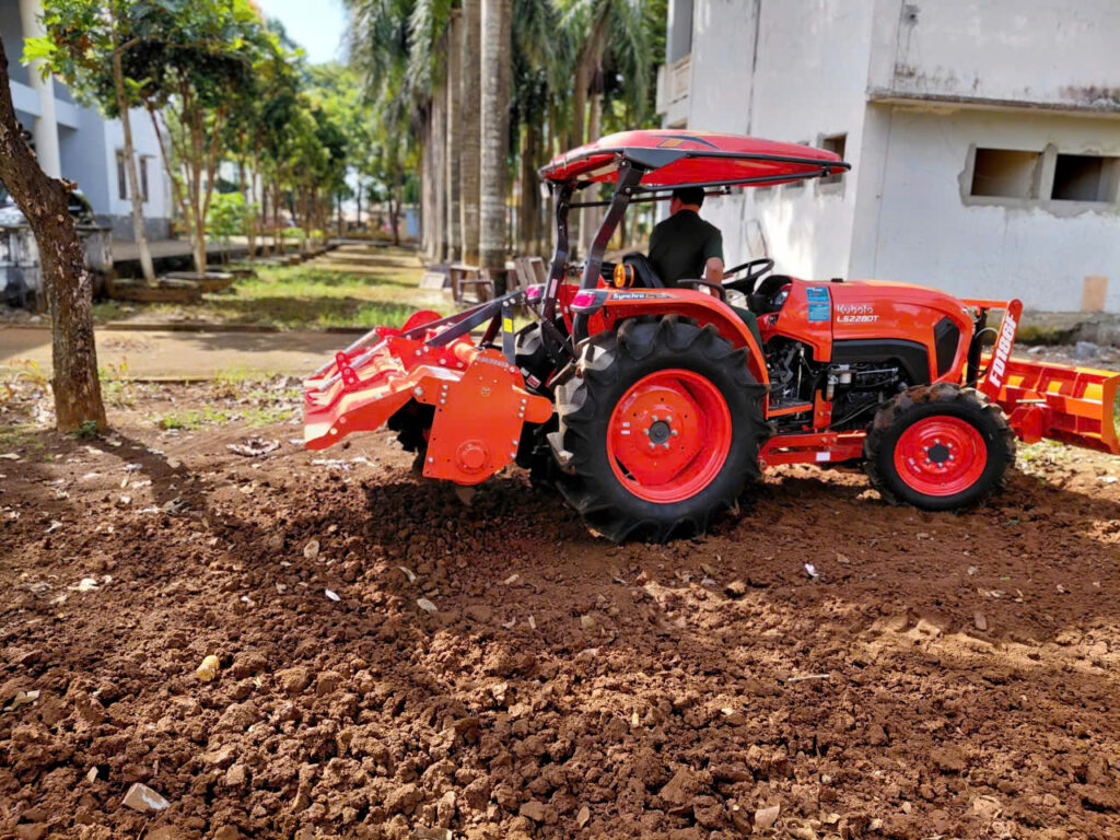 Khi xới đất cần sử dụng hệ thống dẫn động 4 bánh trên máy kéo kubota
