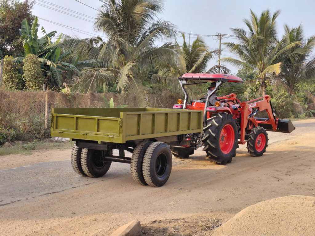 Rơ móc được trang bị bánh đôi với thùng xe nhỏ gọn để dễ dàng di chuyển trong trang trại