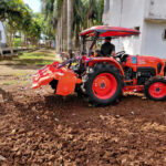 Khi xới đất cần sử dụng hệ thống dẫn động 4 bánh