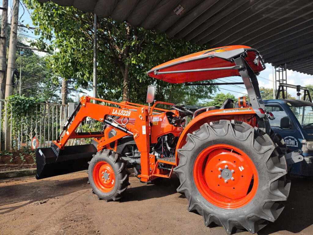 Dàn xúc lật là gì? Cấu tạo, cách chọn và vận hành dàn xúc lật cho máy kéo Kubota 2 Dàn xúc lật với khung bên và cánh tay nâng chắc chắn