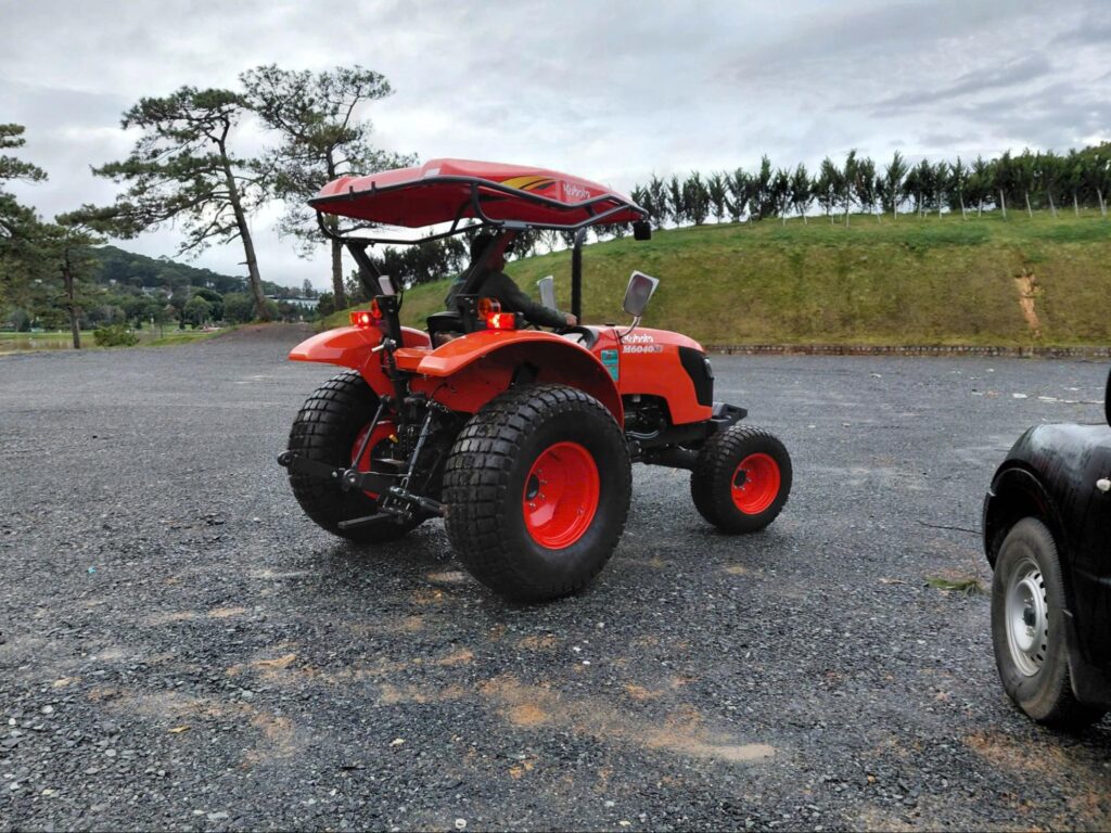 BỘ BÁNH SÂN GOLF TRÊN MÁY KÉO LÀ GÌ? TẠI SAO CẦN SỬ DỤNG BÁNH SÂN GOLF CHO MÁY KÉO? 3 Máy kéo Kubota M6040SU được trang bị bánh sân golf của Kubota An Khánh Bình