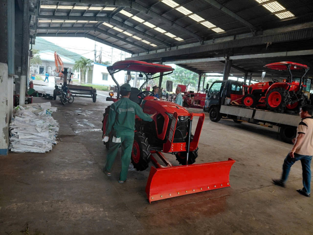 CÁCH GIỮ CHO LỚP SƠN MÁY KÉO KUBOTA CỦA BẠN LUÔN SÁNG BÓNG 4 Bảo quản máy kéo Kubota ở nơi khô thoáng, có mái che