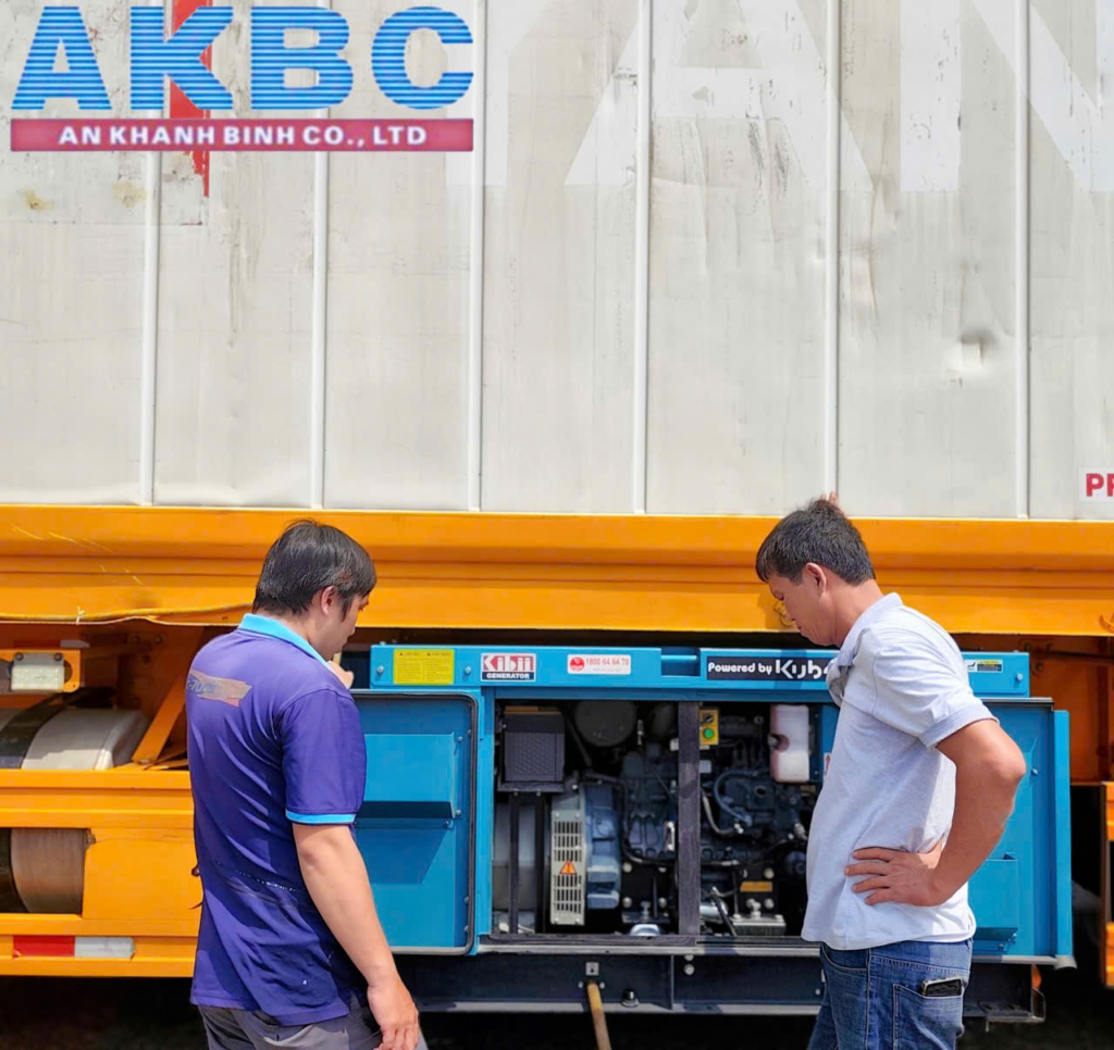 Kĩ thuật viên của An Khánh Bình chạy thử máy phát điện container lạnh cho khách hàng
